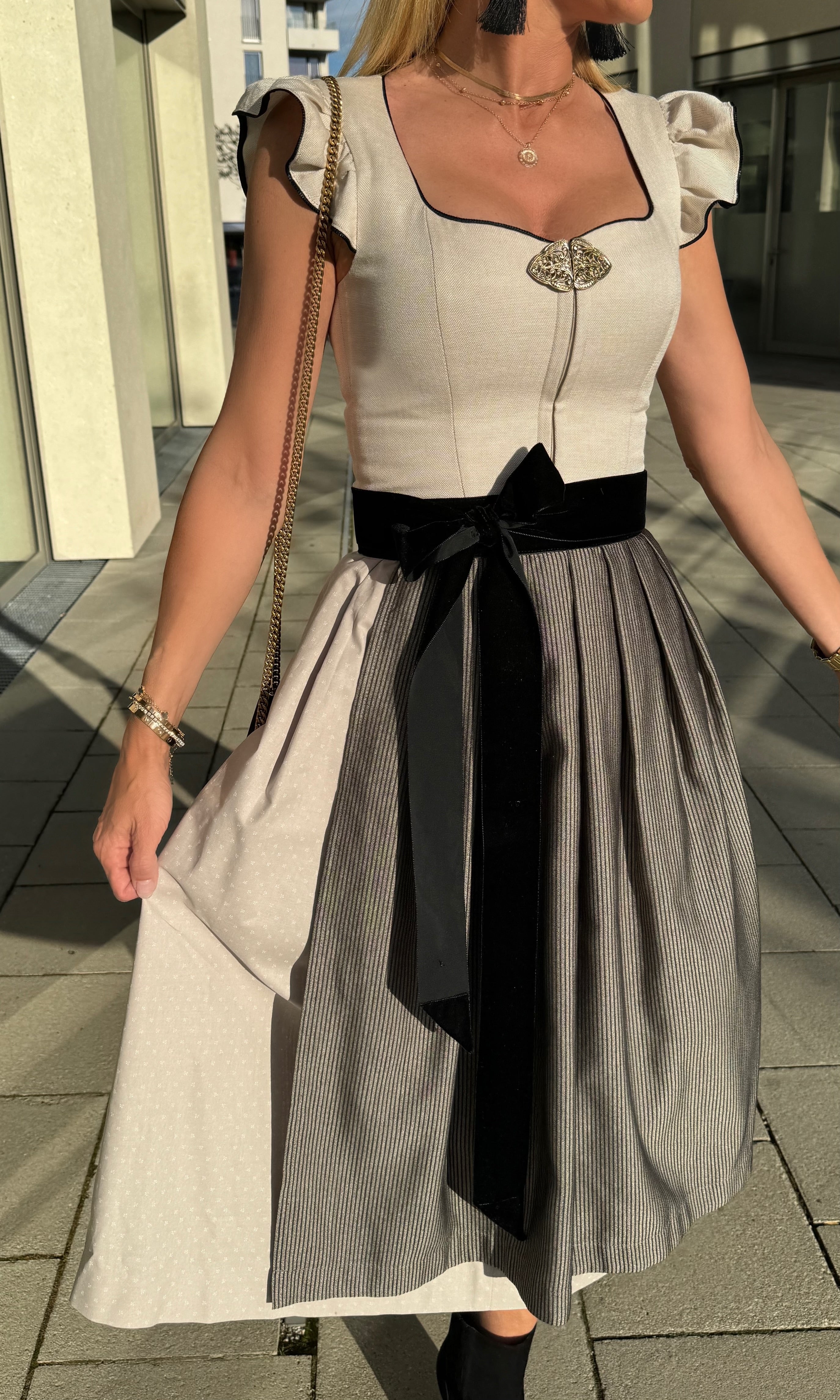 alpenherz-dirndl-marie-schwarz-beige-leinen-mit-fl-gelarm image 7
