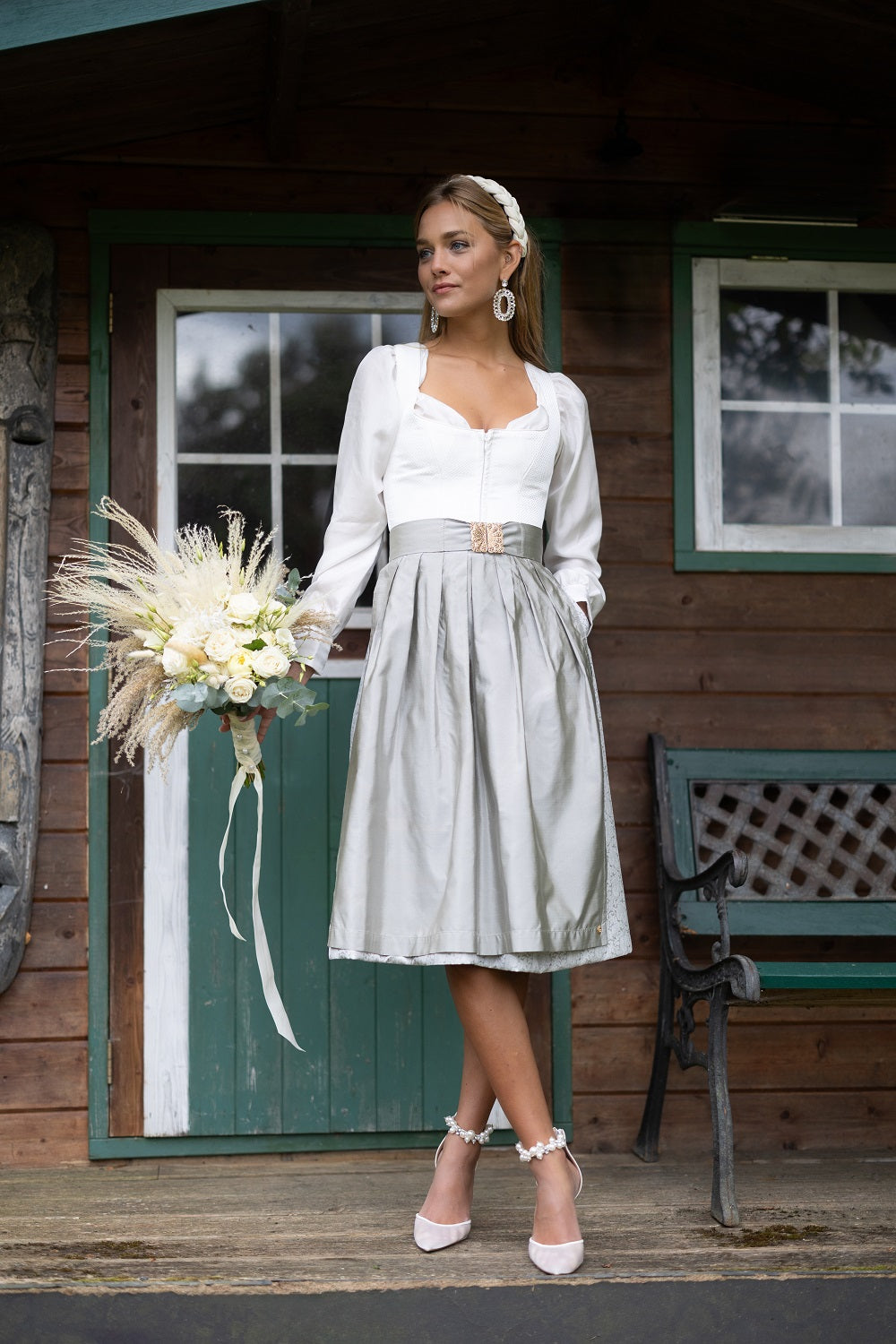 alpenherz-hochzeitsdirndl-jolie-ecrue-mit-seidensch-rze image 2