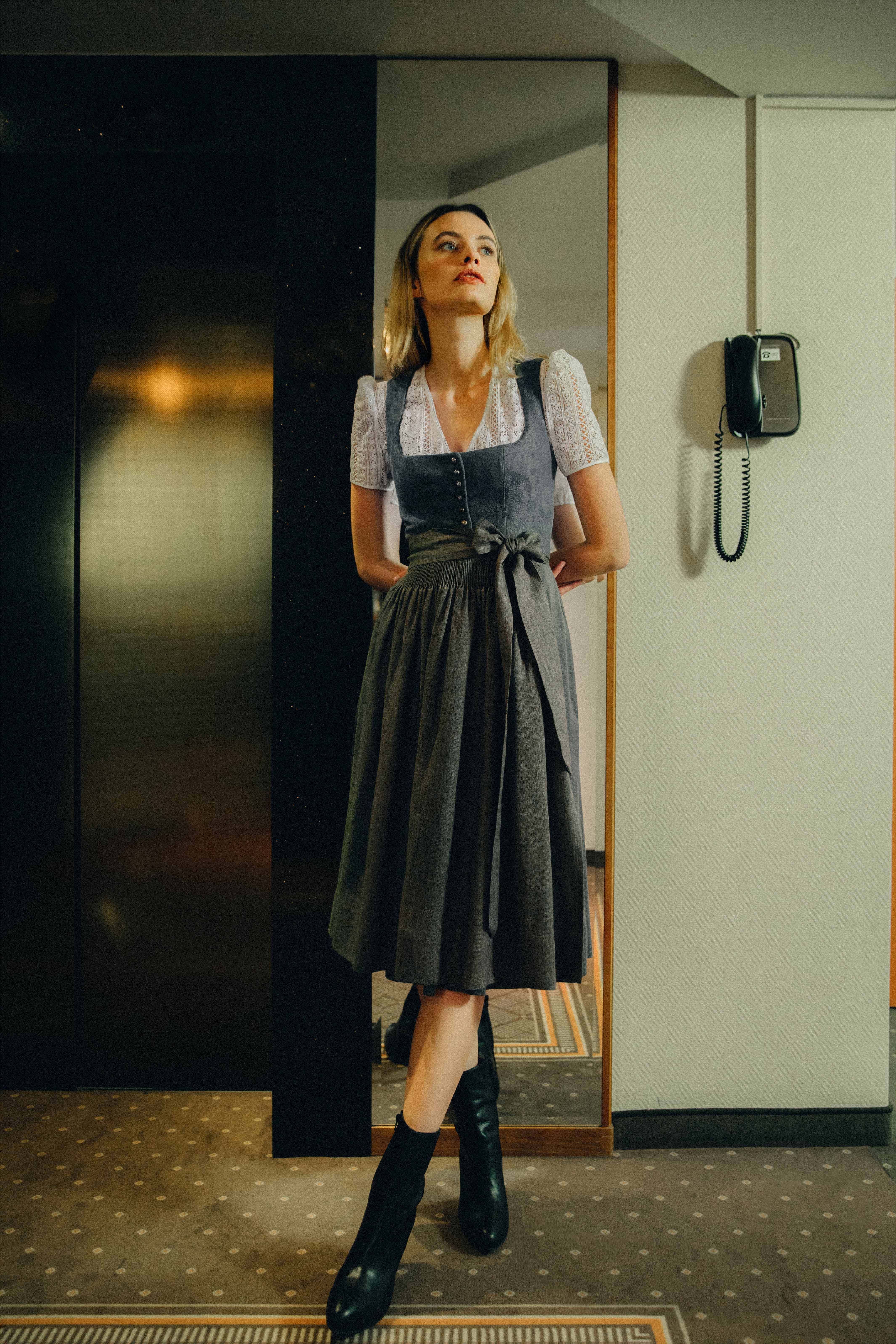 gottseidank-dirndlbluse-sophie-wei-e-trachtenbluse-mit-v-ausschnitt-kurzarm image 2