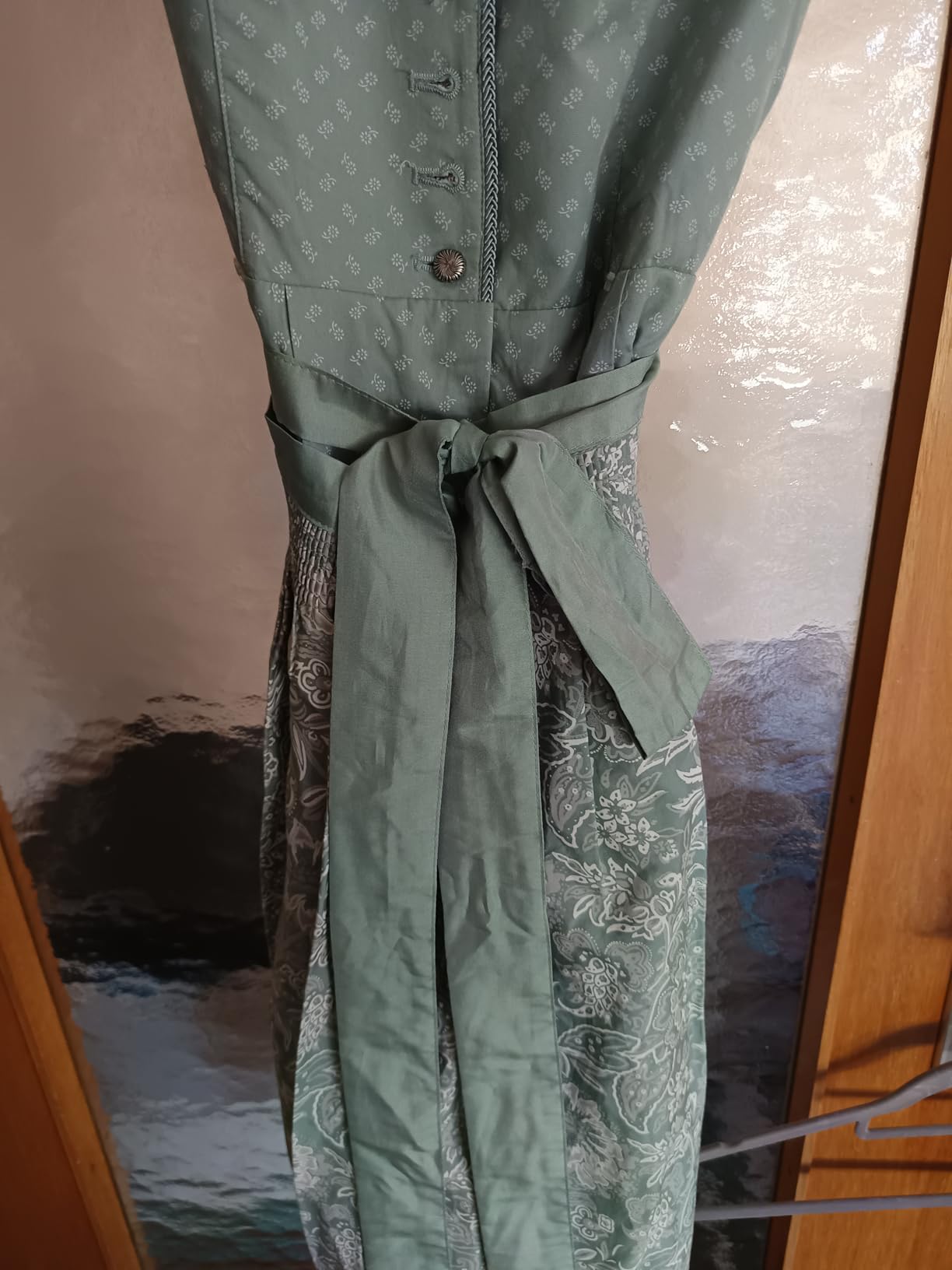 Schönes Dirndl, Schürze etwas hell