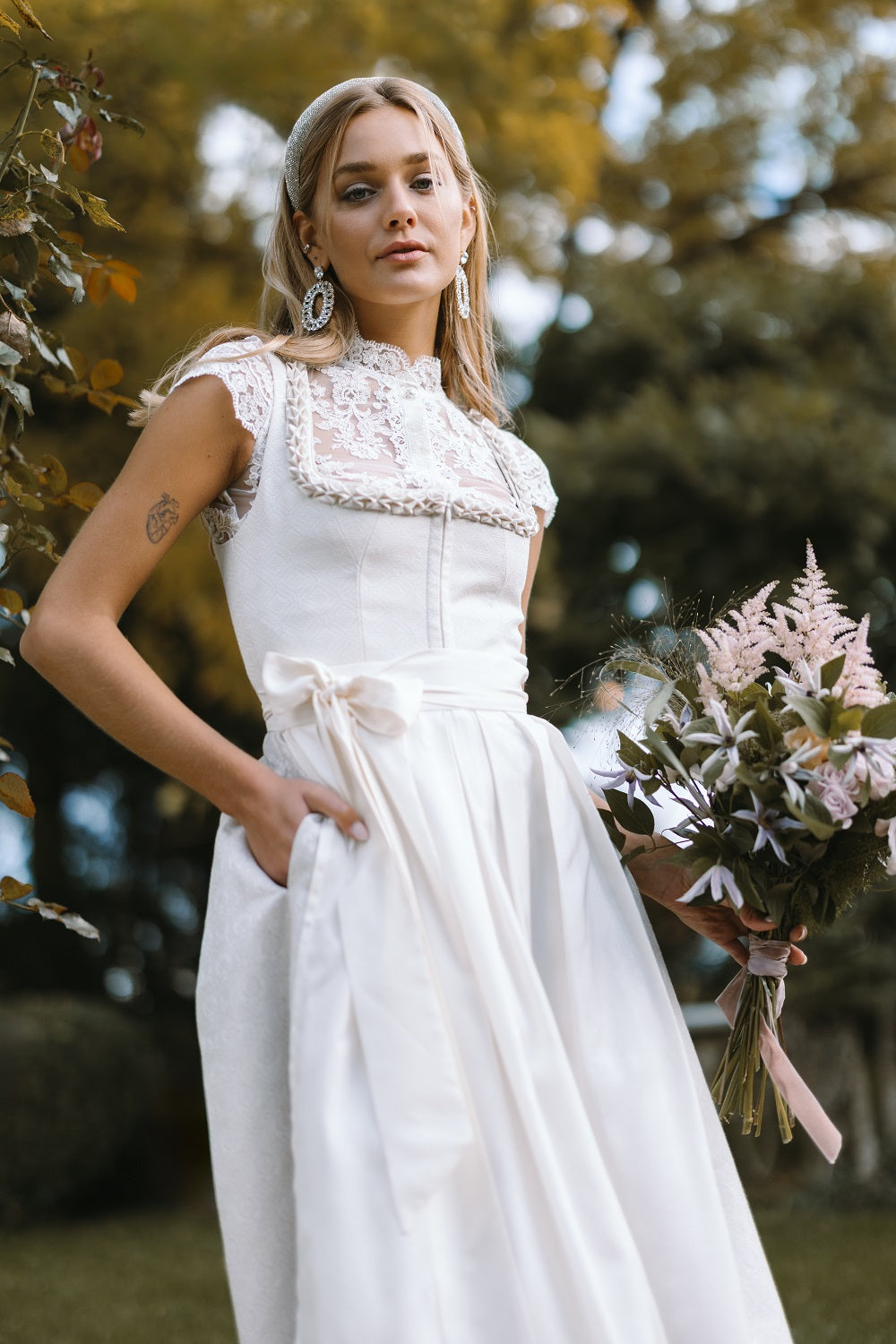alpenherz-dirndl-belinda-hochzeitsdirndl-ecru-mit-froschm-ulchen image 3