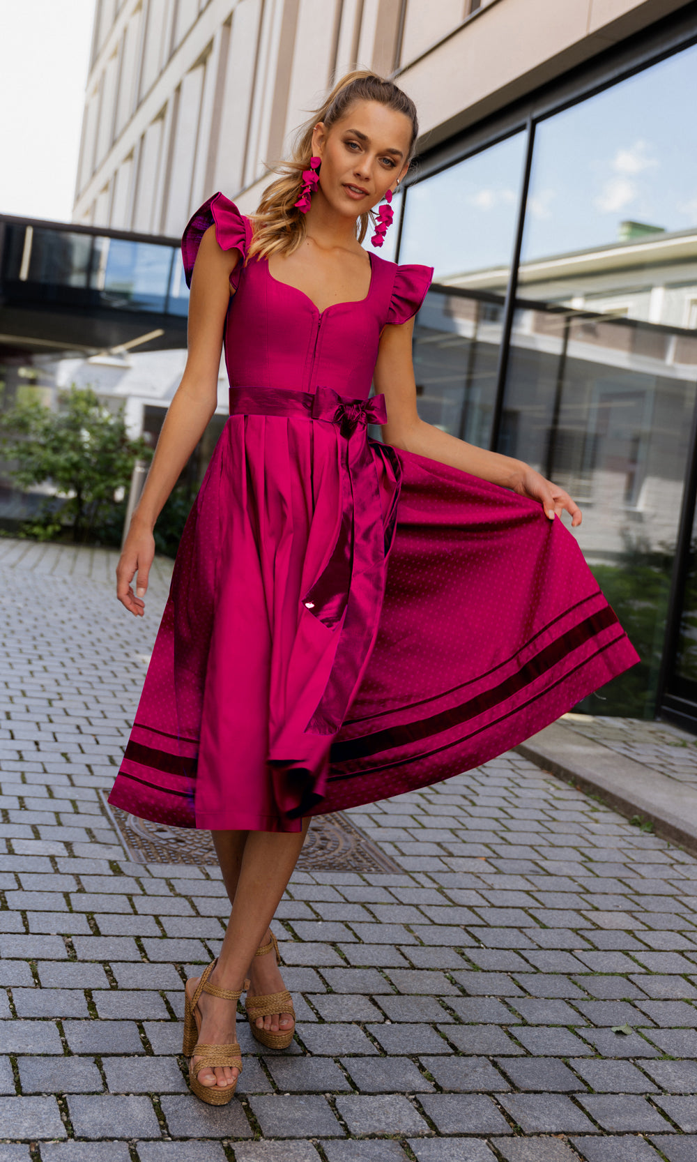 alpenherz-dirndl-marie-mit-abnehmbarem-fl-gelarm-in-fuchsia-1-dirndl-3-looks image 3