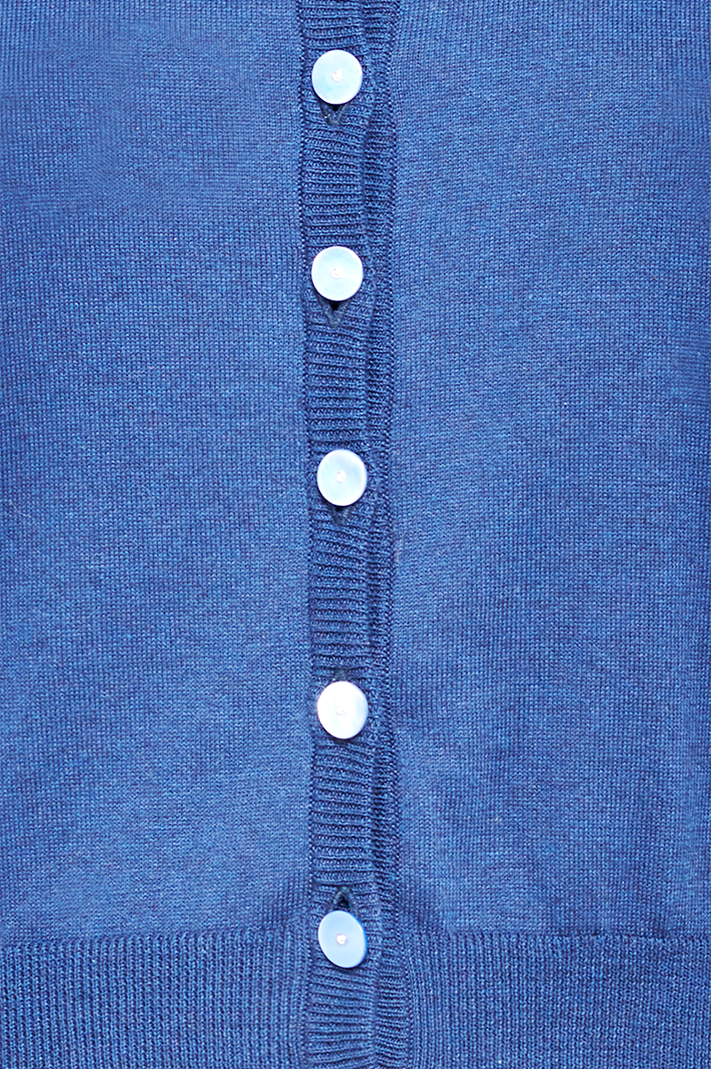 g-ssl-strickjacke-blau-mit-ajour-und-glockenmuster-perlmutt image 4