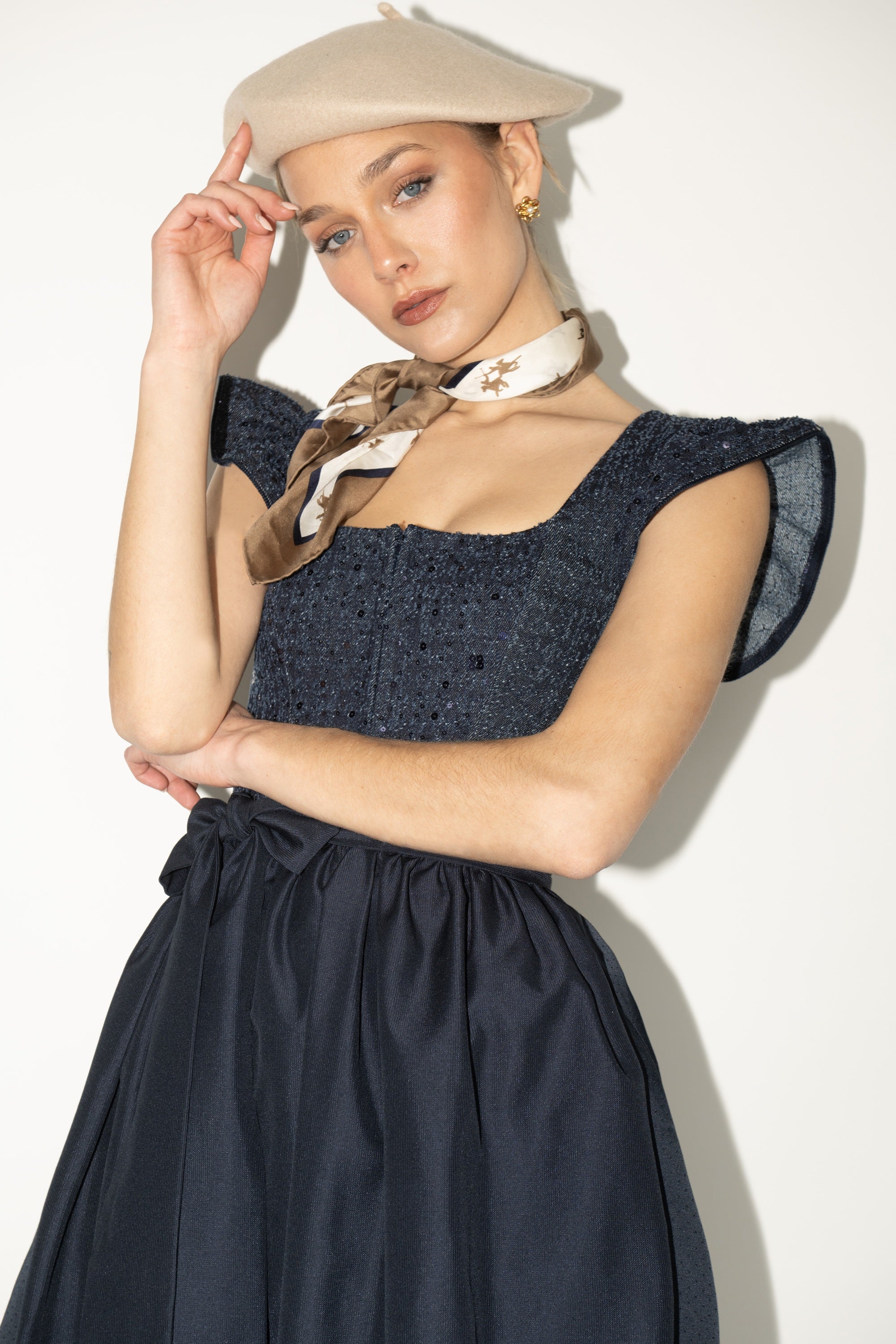 alpenherz-dirndl-viktoria-jeansblau-pailletten-dirndl-mit-fl-gel-rmel image 1
