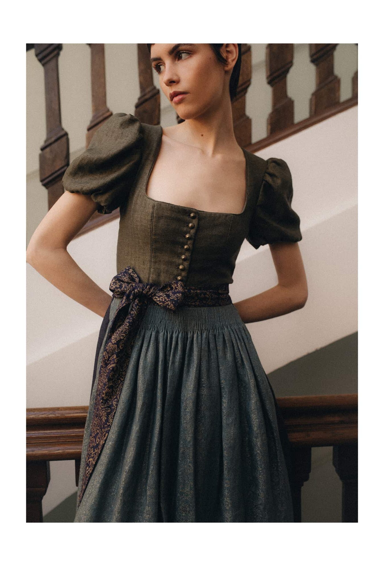 gottseidank-dirndl-laura-mit-ballon-rmel-geradem-ausschnitt image 2